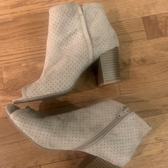 Suede tan booties with peep toe block heels - Picture 1 of 4